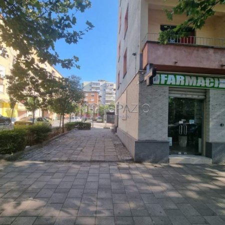 Tirane, shitet dyqan Kati 0, 45 m² 300.000 Euro