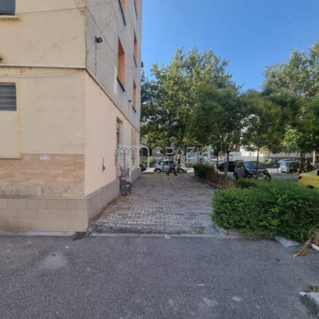 Tirane, shitet dyqan Kati 0, 45 m² 300.000 Euro