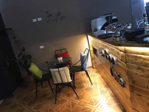 Vlore, shes tavoline,karrige dhe banak bari  1000 Euro