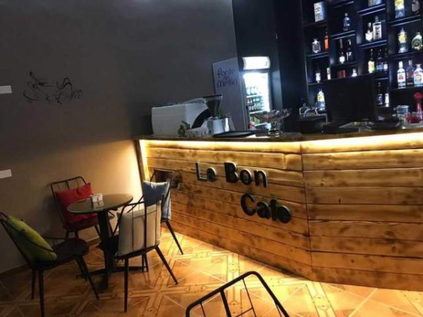 Vlore, shes tavoline,karrige dhe banak bari  1000 Euro