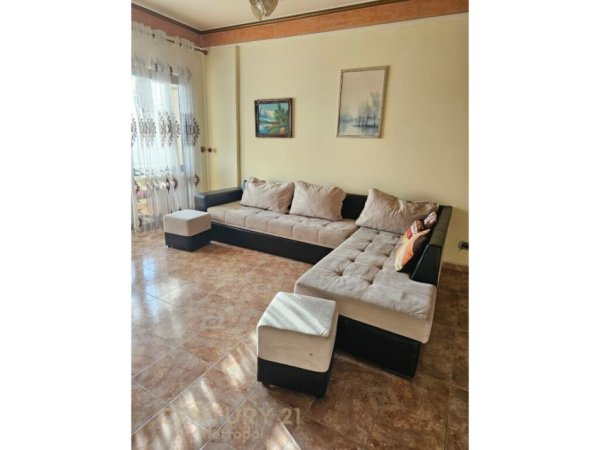 Apartament me qira, prane Kishes Katolike Rruga e Kavajes!!!