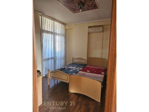 Apartament me qira, prane Kishes Katolike Rruga e Kavajes!!!