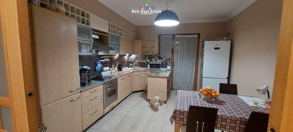 Tirane, shitet apartament 2+1, Kati 3, 152 m2 205,000 € (komuna e parisit)