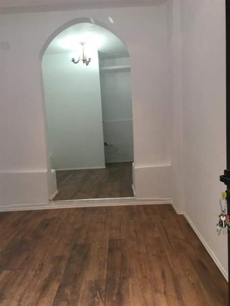 Tirane, jepet me qera ambjent biznesi Kati 0, 25 m² 390 Euro (Mine Peza)