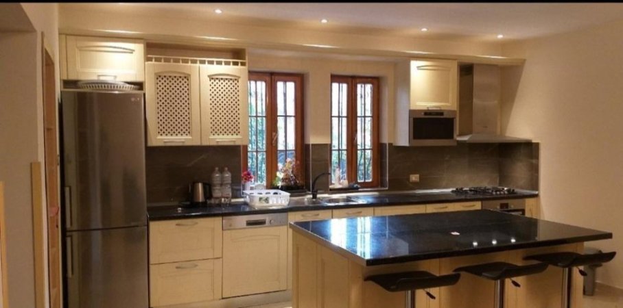 Tirane, jepet me qera apartament 3 Katshe, Kati 3, 400 m2 1,300 € (Don Bosko)