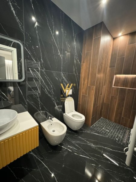 Tirane, jepet me qera apartament 3+1+2+ Ballkon + Post Parkimi , Kati 15, 160 m² 1,800 EURO  (RRUGA E KAVAJES)