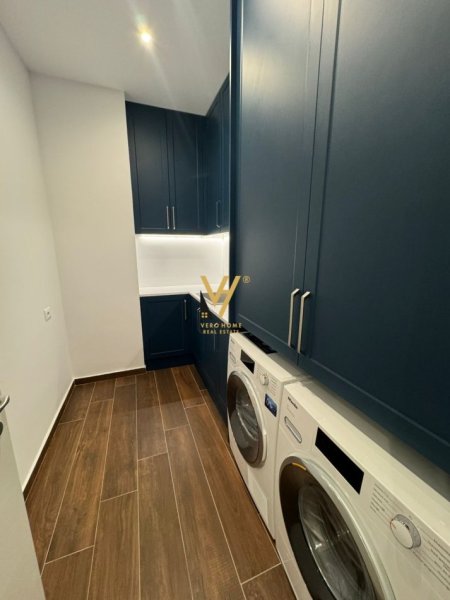 Tirane, jepet me qera apartament 3+1+2+ Ballkon + Post Parkimi , Kati 15, 160 m² 1,800 EURO  (RRUGA E KAVAJES)