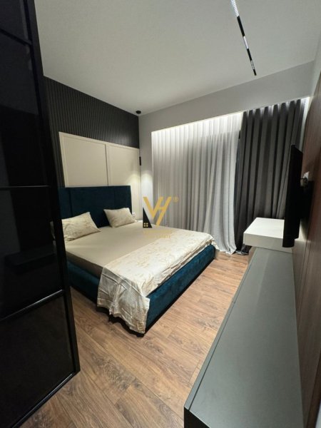 Tirane, jepet me qera apartament 3+1+2+ Ballkon + Post Parkimi , Kati 15, 160 m² 1,800 EURO  (RRUGA E KAVAJES)