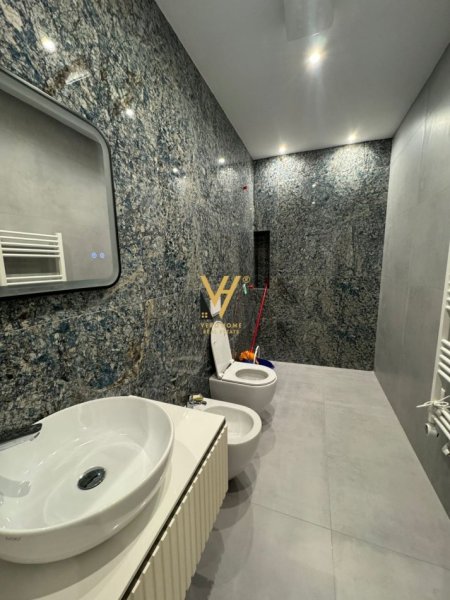 Tirane, jepet me qera apartament 3+1+2+ Ballkon + Post Parkimi , Kati 15, 160 m² 1,800 EURO  (RRUGA E KAVAJES)