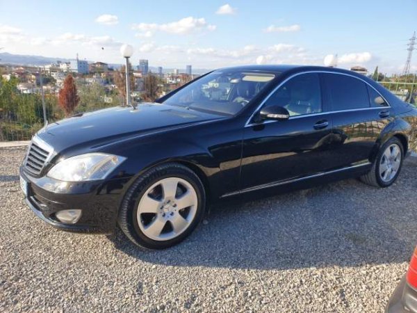 Tirane, shitet makine Mercedes-Benz Viti 2007, 9.000 Euro