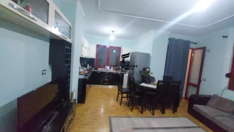 Tirane, jepet me qera apartament 1+1, Kati 6, 80 m² 400 € (YZBERISHT)