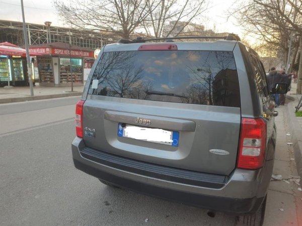 Tirane, shes makine Jeep , Benzin, gri e erret, automatik, , 96 kW (130 PS) 240000 km, 7,500 €