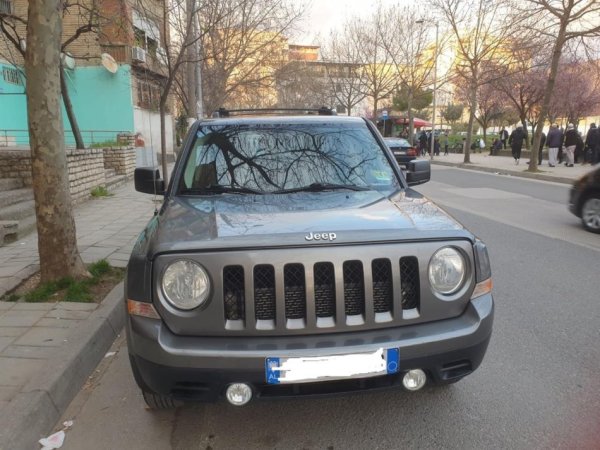 Tirane, shes makine Jeep , Benzin, gri e erret, automatik, , 96 kW (130 PS) 240000 km, 7,500 €