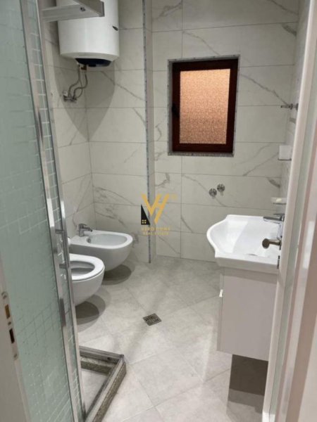 Tirane, jepet me qera Vile 3+1, , 250 m² 900 € (RRUGA E ELBASANIT)