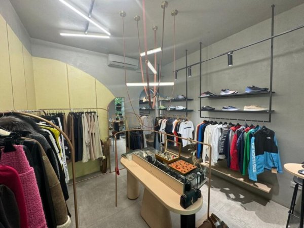 Tirane, shitet ambjent biznesi , , 60 m² (Bulevardi &quot;Bajram Curri&quot;)