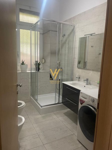 Tirane, jepet me qera apartament 2+1, Kati 1, 80 m² 650 € (STADIUMI DINAMO)