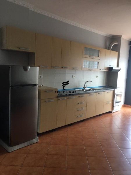 Tirane, jepet me qera apartament 2+1, Kati 5, 120 m² 500 € (KODFRA E DIELLIT)