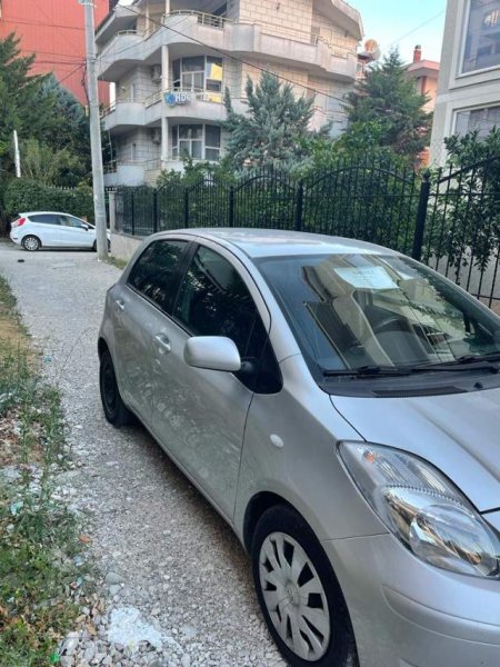Tirane, shes makine Toyota yaris Viti 2007, 4.300 Euro