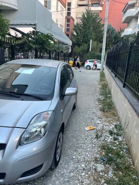 Tirane, shes makine Toyota yaris Viti 2007, 4.300 Euro