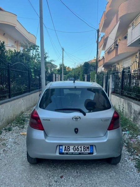 Tirane, shes makine Toyota yaris Viti 2007, 4.300 Euro
