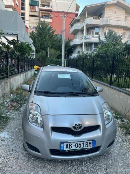 Tirane, shes makine Toyota yaris Viti 2007, 4.300 Euro