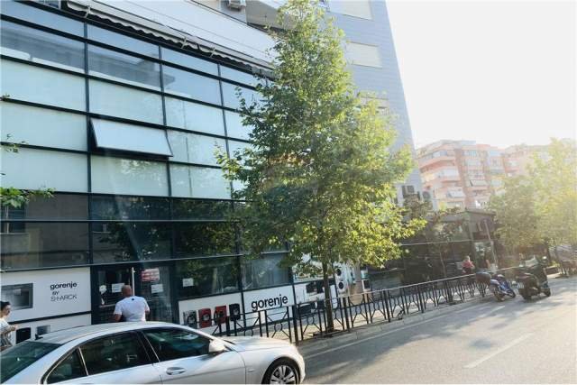 Tirane, shitet dyqan Kati 1, 114 m² 249.500 Euro (komuna parisit)