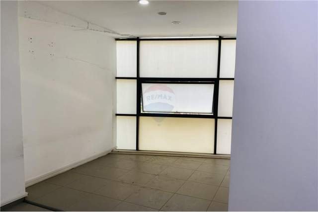 Tirane, shitet dyqan Kati 1, 114 m² 249.500 Euro (komuna parisit)