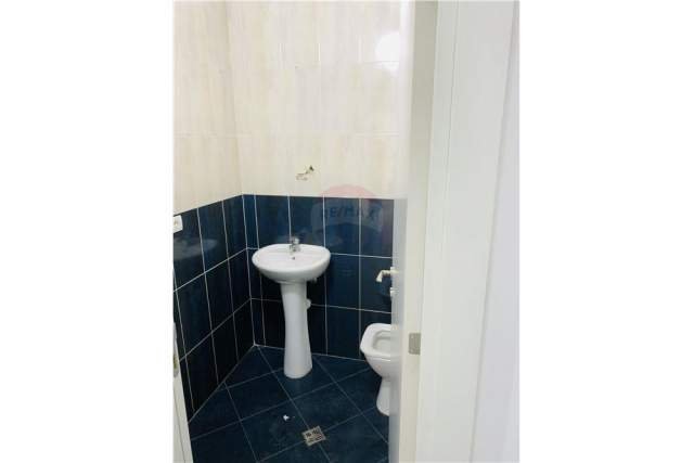 Tirane, shitet dyqan Kati 1, 114 m² 249.500 Euro (komuna parisit)