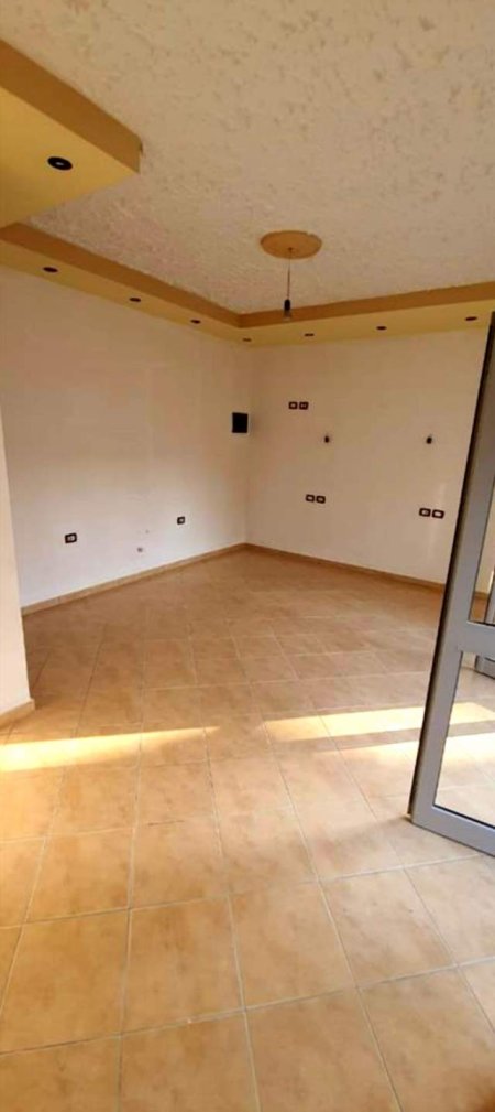 Berat, shitet dyqan Kati 0, 75 m² 42.000 Euro (donika kastrioti)