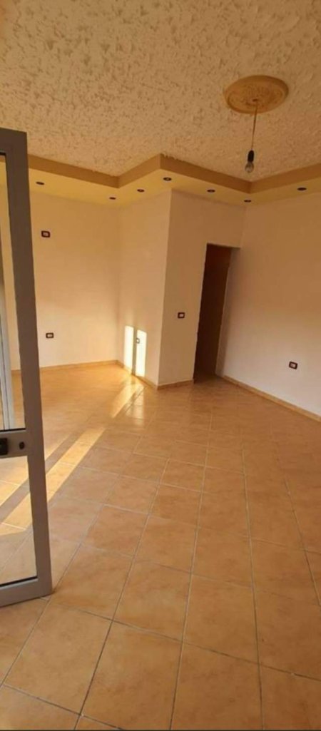 Berat, shitet dyqan Kati 0, 75 m² 42.000 Euro (donika kastrioti)