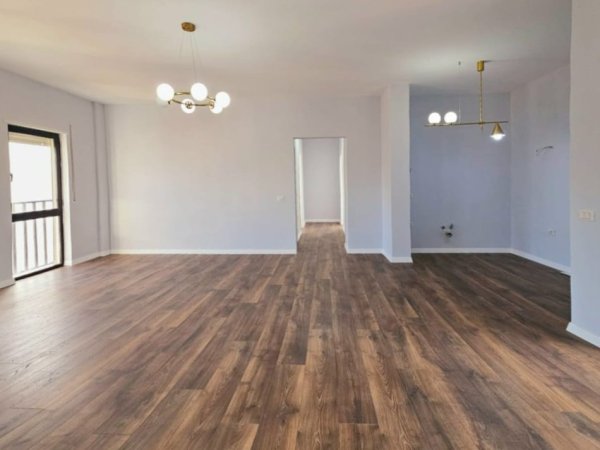 Shitet: 3+1+2wc, Akull i Ri ( Selvia - Shk. Siri Kodra ) 216,000 Euro - k8, Ndertim i Ri - Ap Totalisht i Investuar: PARKET & Kondicioner
