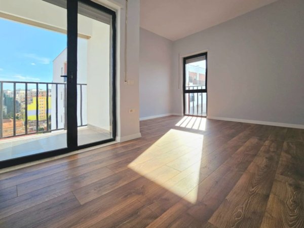Shitet: 3+1+2wc, Akull i Ri ( Selvia - Shk. Siri Kodra ) 216,000 Euro - k8, Ndertim i Ri - Ap Totalisht i Investuar: PARKET & Kondicioner