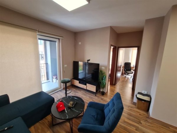 Tirane, jepet me qera apartament 2+1, Kati 4, 105 m² 500 € (KINOSTUDIO)