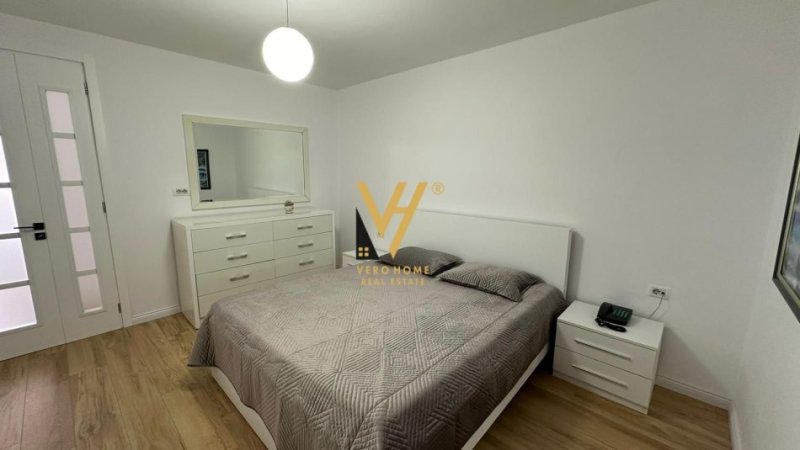 Tirane, jepet me qera apartament 2+1+Ballkon, Kati 3, 75 m² 700 € (BLLOK)