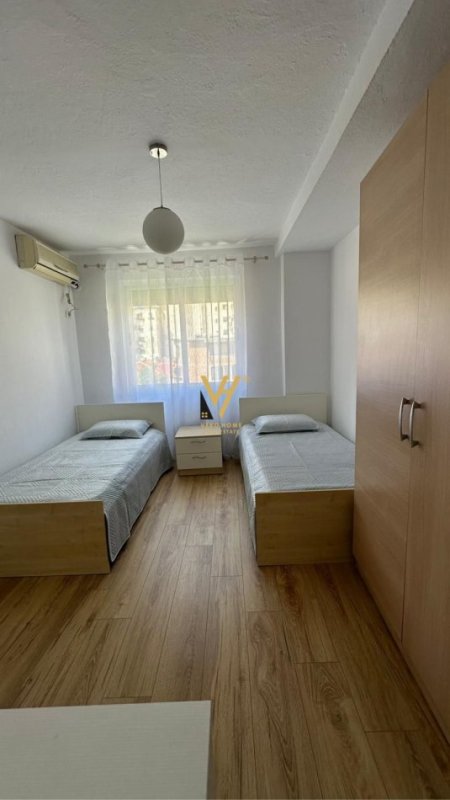 Tirane, jepet me qera apartament 2+1+Ballkon, Kati 3, 75 m² 700 € (BLLOK)