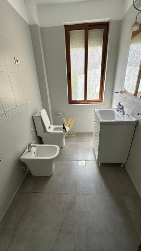 Tirane, jepet me qera apartament 2+1+Ballkon, Kati 3, 75 m² 700 € (BLLOK)
