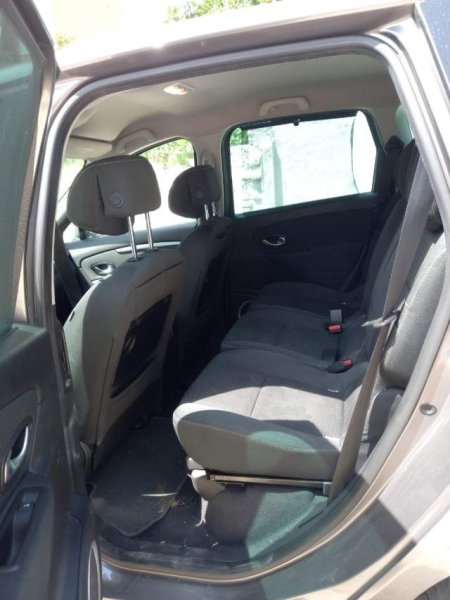 Tirane, shes makine Renault Scenic Viti 2008, 3.800 Euro