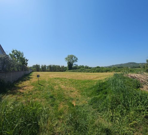 Tirane, shes truall  1,600 m² me cmim 90 euro/m2 i diskutueshem(Laknas shume prane rruges kryesore per ne Rinas)