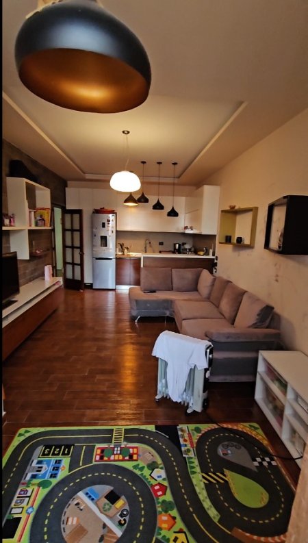 Tirane, shes apartament 1+1+Ballkon Kati 8, 85 m² 114,000 € (yzberisht)