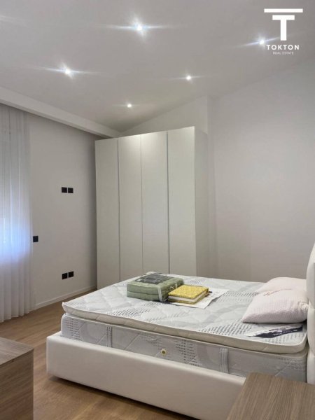 Tirane, jepet me qera Vile 4+1+Ballkon Kati 3, 350 m² 3,000 € (TEG) TT 972