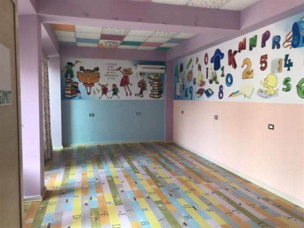 Durres, shitet ose jepet me qera ambjent biznesi Kati 0, 220 m² 1 Euro (Ruga e plazhit)