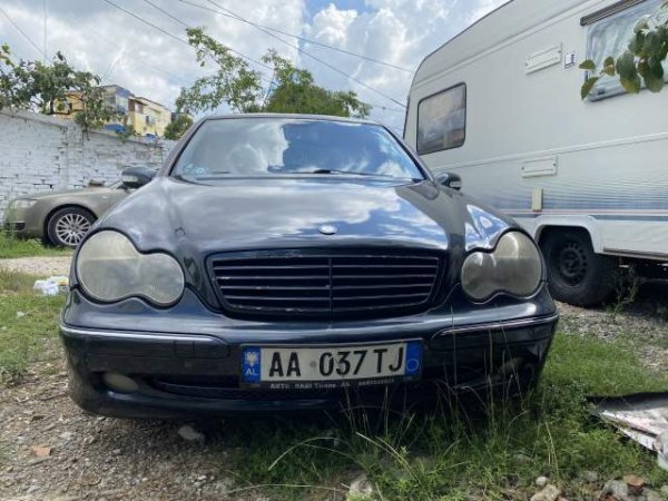 Tirane, shitet makine Mercedes-Benz 203 Viti 2003, 3.400 Euro