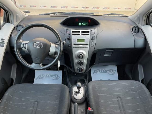 Tirane, shes makine Toyota YARIS Viti 2006, 5.900 Euro