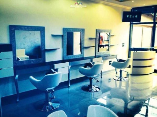 Tirane, shes dyqan Kati 0, 60 m² 75.000 Euro (21 Dhjetori)