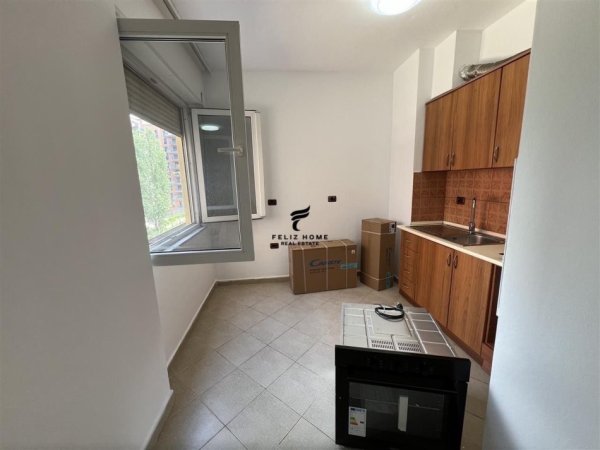 Tirane, jepet me qera apartament 1+1 Kati 3, 80 m² 500 € (KOMUNA E PARISIT)