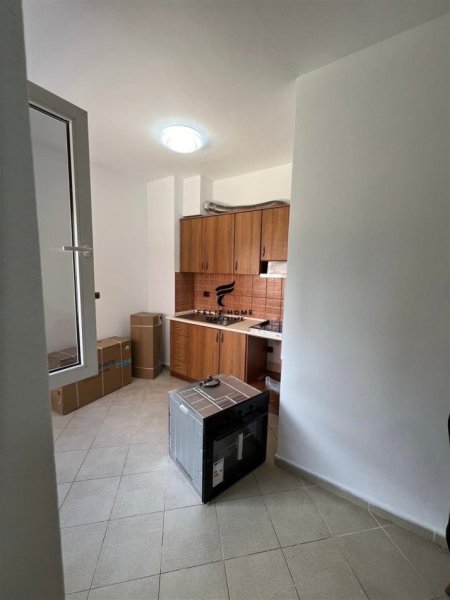 Tirane, jepet me qera apartament 1+1 Kati 3, 80 m² 500 € (KOMUNA E PARISIT)