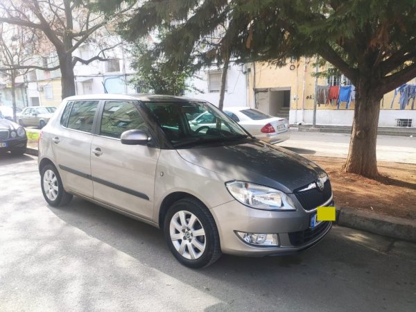 Tirane, shitet makine Skoda Fabia Benzin, bezhë manuale Kondicioner 100.000 km 4.300 €