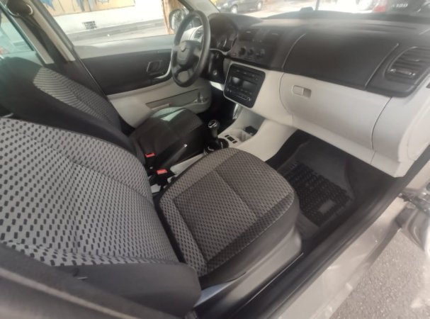 Tirane, shitet makine Skoda Fabia Benzin, bezhë manuale Kondicioner 100.000 km 4.300 €