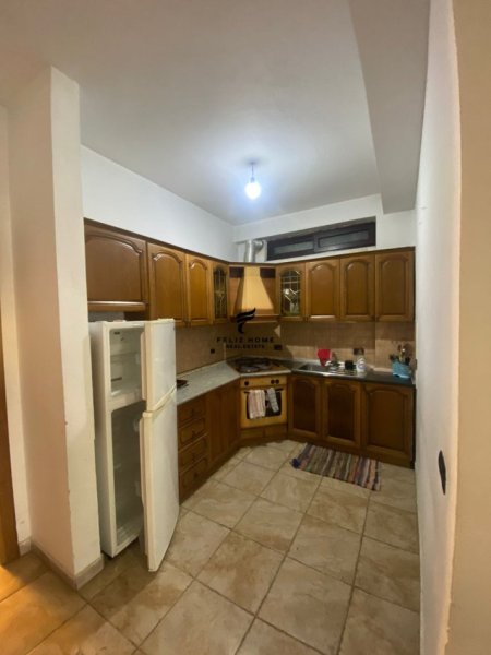 Tirane, jepet me qera apartament 3+1+Ballkon Kati 7, 100 m² 700 € (MINE PEZA)