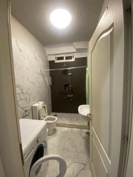Tirane, jepet me qera apartament 3+1+Ballkon Kati 7, 100 m² 700 € (MINE PEZA)